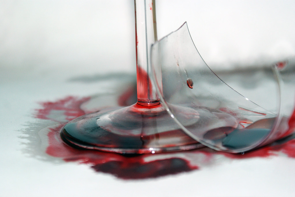 vidasucesion's tweet photo. 🍷
Muero en la cobardía
de callarme tus besos
y en copas y vino
amargo muero, muero.

Lҽɳι https://t.co/k6f9DK05ZH