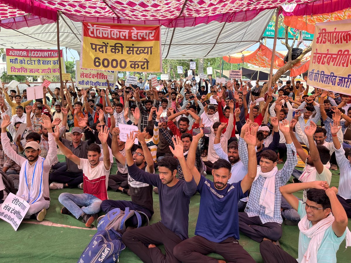 जहाँ सच हैं, वहाँ पर हम खड़े हैं,
इसी खातिर सरकार की आँखों में गड़े हैं. By Ravindra 
<a href="/GovindDotasra/">Govind Singh Dotasra</a> <a href="/ashokgehlot51/">Ashok Gehlot</a> <a href="/RajGovOfficial/">Government of Rajasthan</a> 
#उपेन_संग_राजस्थान
#उपेन_संग_राजस्थान

#उपेन_संग_राजस्थान

#उपेन_संग_राजस्थान

 <a href="/Ravindrachdry/">Ravindra Choudhary</a> @KisanHanumam