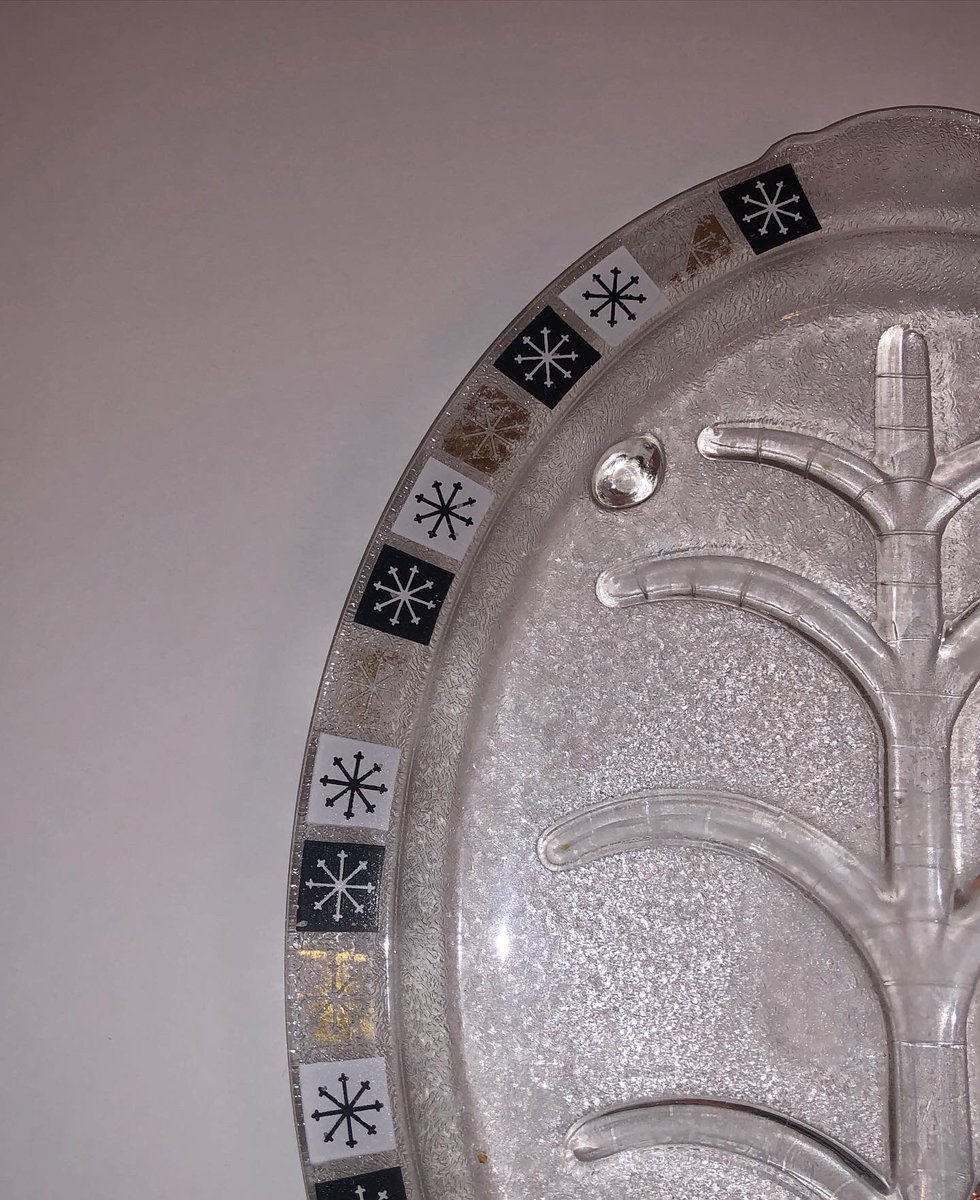 retromodstore's tweet photo. Lovely vintage 1950s Anchor Hocking Fire King Tree Of Life meat tray in clear textured glass with black, gold and white atomic stars. Available now! $25 + calculated shipping. #fireking #anchorhocking #anchorhockingfireking #atomic #midcentury #midcenturymodern https://t.co/C99dUSHoik