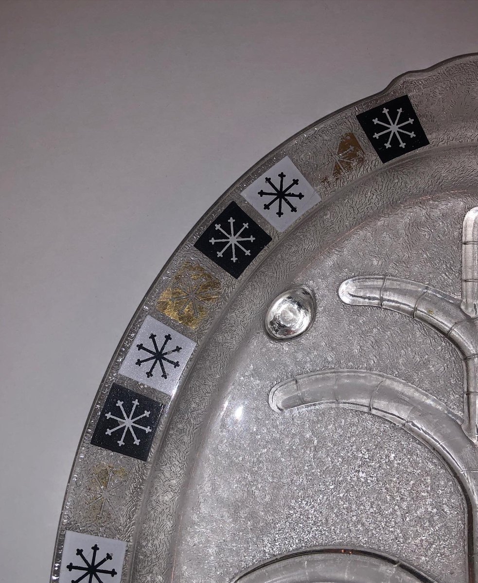 retromodstore's tweet photo. Lovely vintage 1950s Anchor Hocking Fire King Tree Of Life meat tray in clear textured glass with black, gold and white atomic stars. Available now! $25 + calculated shipping. #fireking #anchorhocking #anchorhockingfireking #atomic #midcentury #midcenturymodern https://t.co/C99dUSHoik