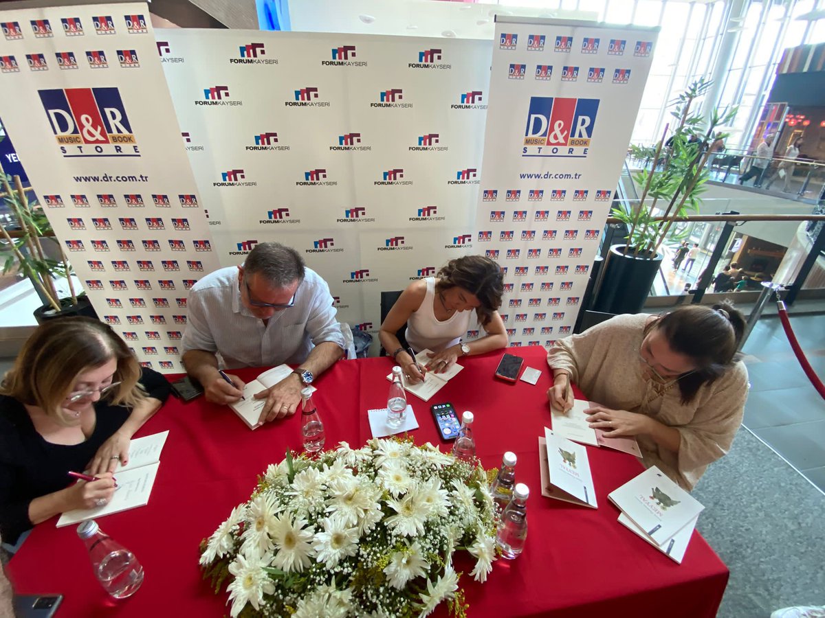 İmza günümüze katılan tüm Kayserili şiirseverlere gönülden teşekkür ederiz. <a href="/AnimaYayinlari/">Anima Yayınları</a> <a href="/DRdunyasi/">D&R</a> <a href="/kanca_safak/">Ayşe Şafak Engincan-Kanca</a> <a href="/fbalkan2000/">fatih balkan</a> #seçilhidayet #imzagünü #meyyal