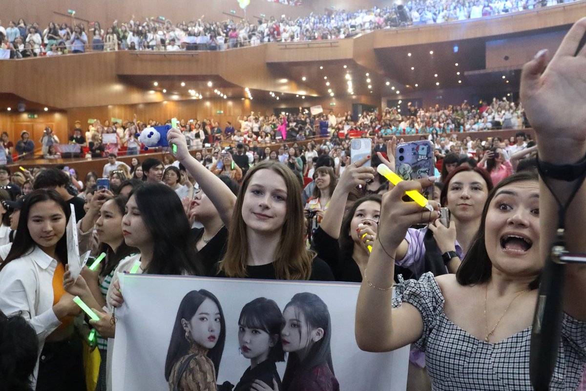 반가웠어요, 카자흐스탄 🇰🇿
그리고 케이팝을 사랑하는 여러분!

'2022 한국-카자흐스탄
상호 문화교류의 해'는 한국과 카자흐스탄
양국에서 이번 케이팝 공연을 시작으로
박대성 화백 전시, 조수미 공연 등
다양한 행사가 이어질 거예요.

우리, 곧 또 만나요! 🫶

#BAEKJIYOUNG #HIGHLIGHT #VIVIZ
