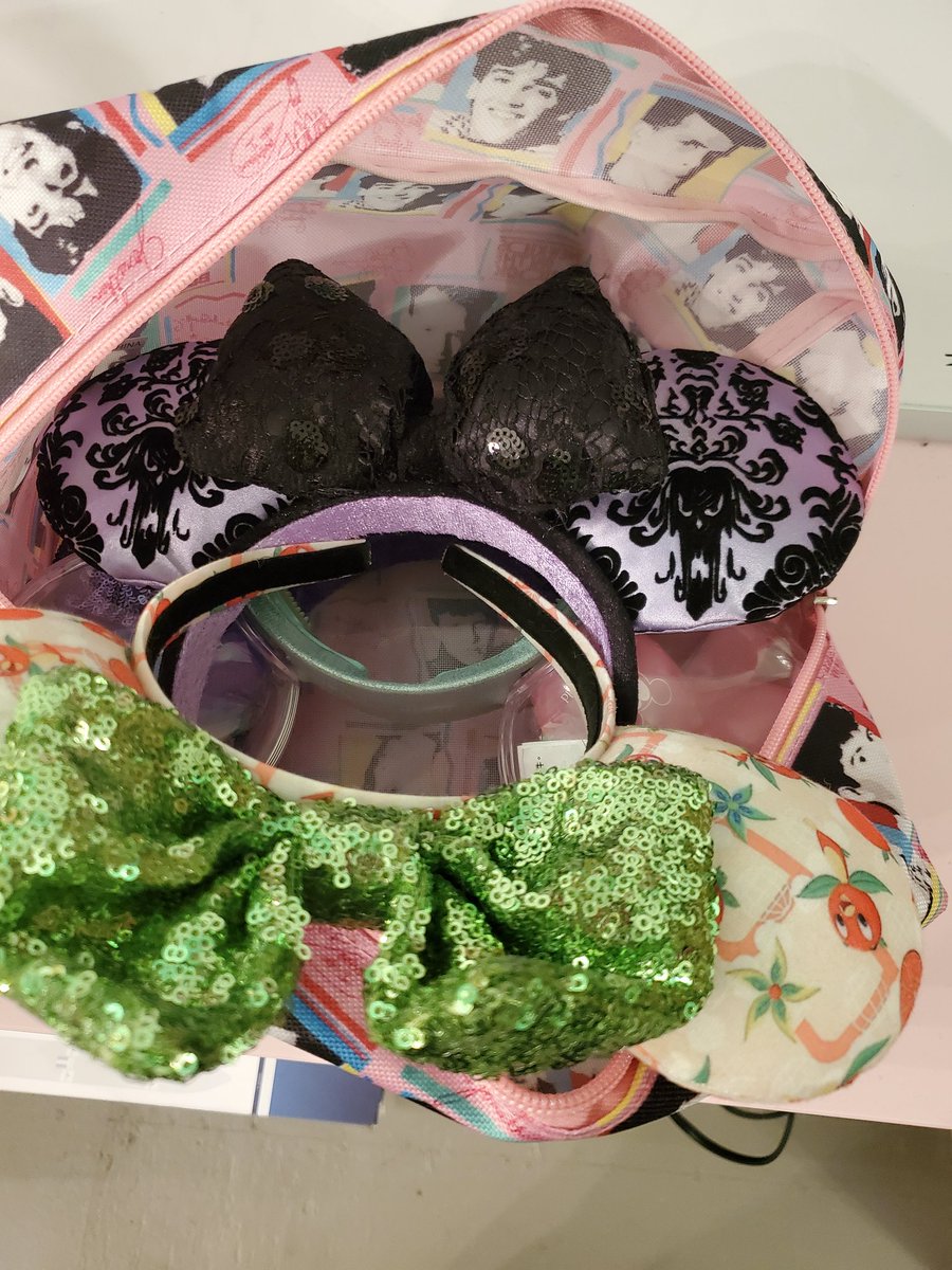 JKsGirl4ever's tweet photo. What do you do when you have more mouse ears to pack for #disney & no room in your suitecase?? @NKOTB bag to the rescue ๐ FYI it holds 4 pairs of ears so thank you whoever designed those bags, you saved me ๐ @theandialbin @dannywood
#disneyproblems #nkotbtotherescue https://t.co/T7u0Y24fVo