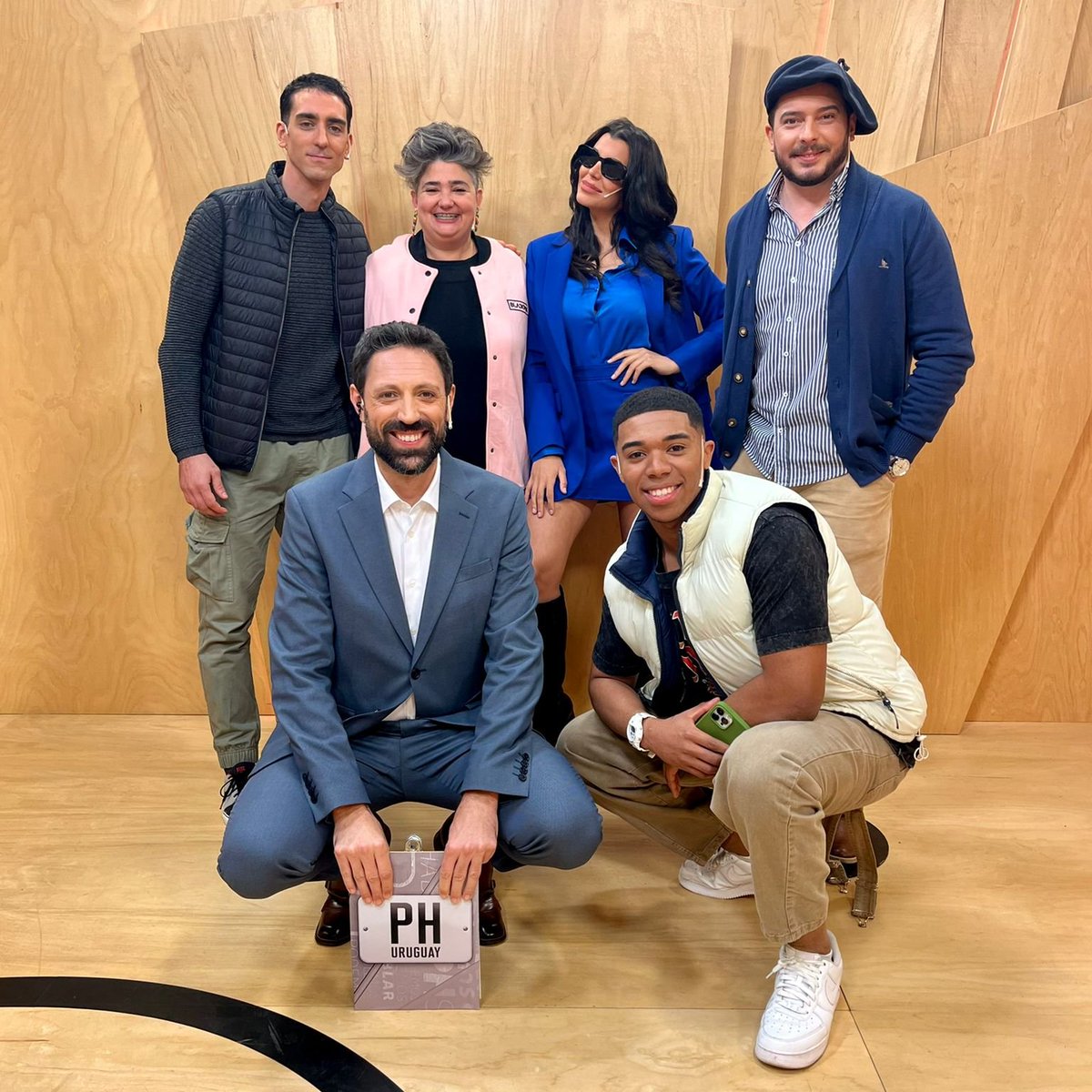 integramediahub's tweet photo. El viernes pasado @JOTAPEUY1, estuvo en @PodemosHablar_4 por @Canal4_UY
Aquí algunas fotos del back 💪😁 la pasamos super! y nos llevamos el cuadro el cual estará en las oficinas de @NESproducciones colgado! https://t.co/mKXvmHITyA