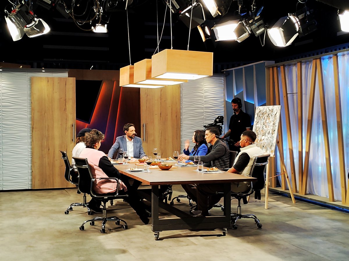 integramediahub's tweet photo. El viernes pasado @JOTAPEUY1, estuvo en @PodemosHablar_4 por @Canal4_UY
Aquí algunas fotos del back 💪😁 la pasamos super! y nos llevamos el cuadro el cual estará en las oficinas de @NESproducciones colgado! https://t.co/mKXvmHITyA