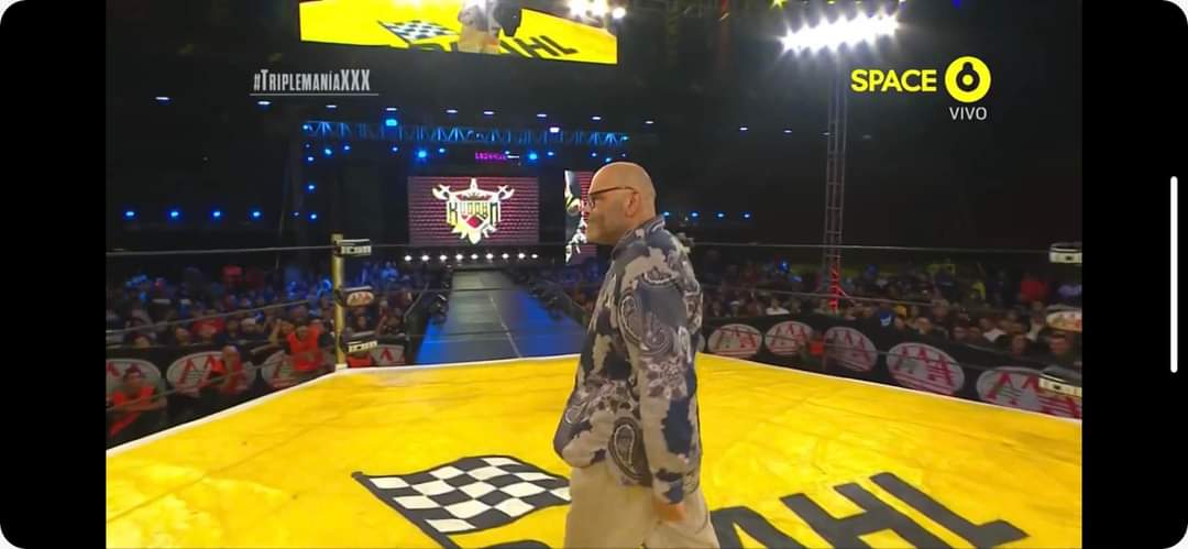LaTijeraLucha's tweet photo. #CarlosSantiagoEspadas es reconocido por #AAA, por 35 años de trayectoria en #TriplemaniaXXX en Tijuana, BC; donde agradece a su mentor #ReyMisterioSr, #SuperAstro, #Fobia, #Damian666, #NichoElMillonario, #PacoAlonso, #CarlosMaynes, #CarlosElizondo, #PerroAguayo y #Canek... https://t.co/ex1lWSnRuR
