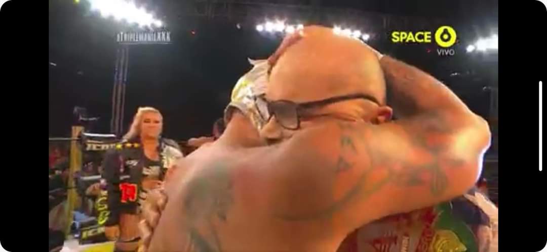 LaTijeraLucha's tweet photo. #CarlosSantiagoEspadas es reconocido por #AAA, por 35 años de trayectoria en #TriplemaniaXXX en Tijuana, BC; donde agradece a su mentor #ReyMisterioSr, #SuperAstro, #Fobia, #Damian666, #NichoElMillonario, #PacoAlonso, #CarlosMaynes, #CarlosElizondo, #PerroAguayo y #Canek... https://t.co/ex1lWSnRuR