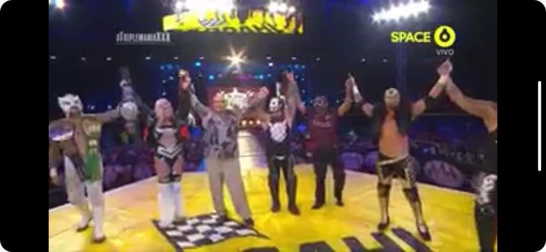 LaTijeraLucha's tweet photo. #CarlosSantiagoEspadas es reconocido por #AAA, por 35 años de trayectoria en #TriplemaniaXXX en Tijuana, BC; donde agradece a su mentor #ReyMisterioSr, #SuperAstro, #Fobia, #Damian666, #NichoElMillonario, #PacoAlonso, #CarlosMaynes, #CarlosElizondo, #PerroAguayo y #Canek... https://t.co/ex1lWSnRuR