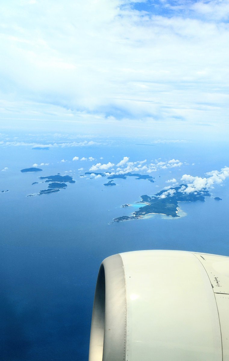 宮古島へGo✈️ 潜りに行くときは泊港から船で全景は見れないが、空から観た慶良間諸島はいつも美しい🏝️ 沖縄は快晴🌞です👍️