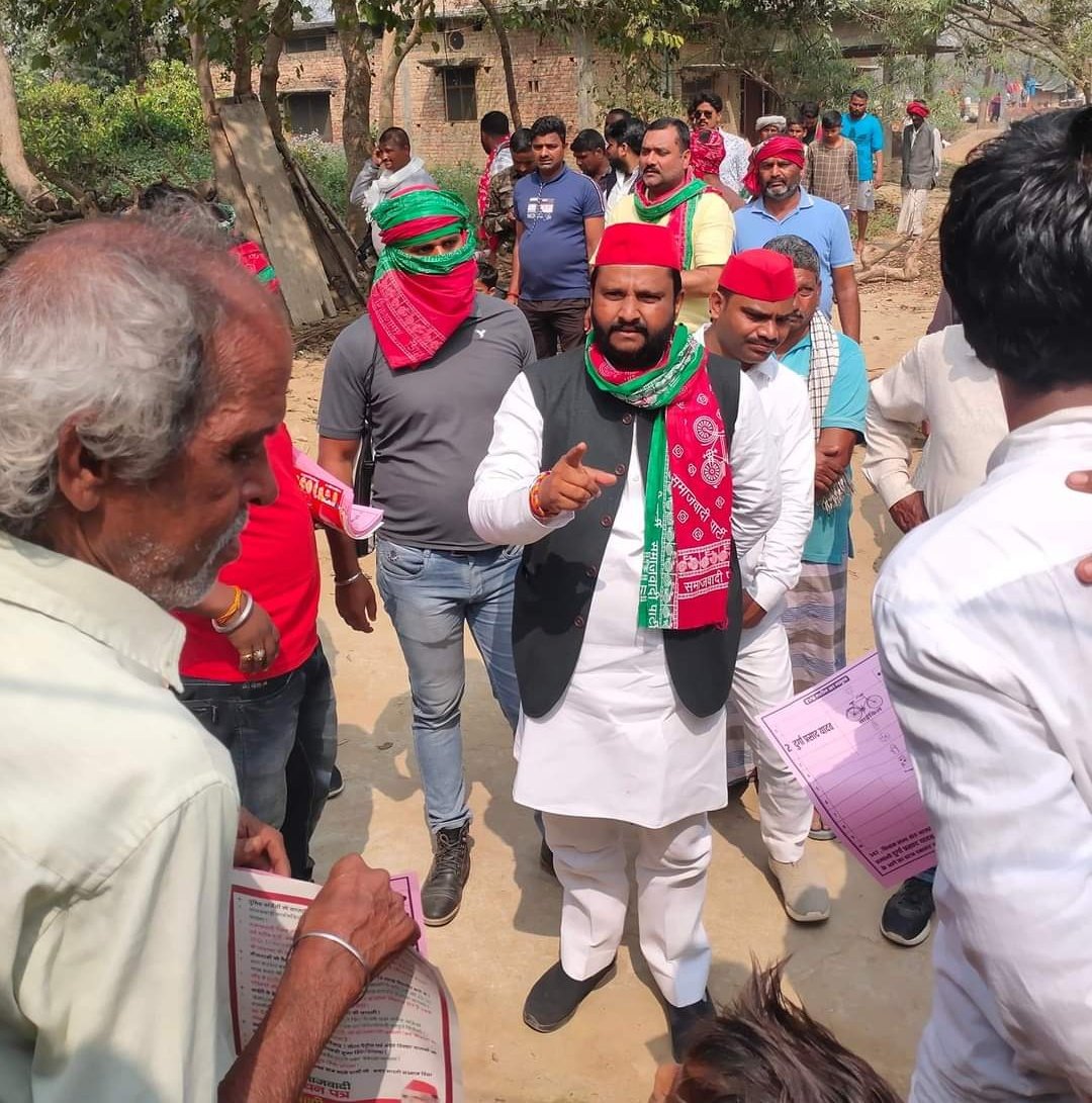 ArvindSP9999's tweet photo. आज सदर विधानसभा में जन जन से उपचुनाव लोकसभा समाजवादी पार्टी के प्रत्याशी माननीय पूर्व सांसद धर्मेंद्र यादव जी के पक्ष में मतदान करने की अपील करते हुये ।
 माननीय श्री प्रमोद कुमार यादव प्रमुख जी
#आजमगढ़_लोकसभा_उपचुनाव 
@Pramukh009999 @MPDharmendraYdv @SPsurendr9999 @Dudhwala9999 https://t.co/UQgRK72YLb