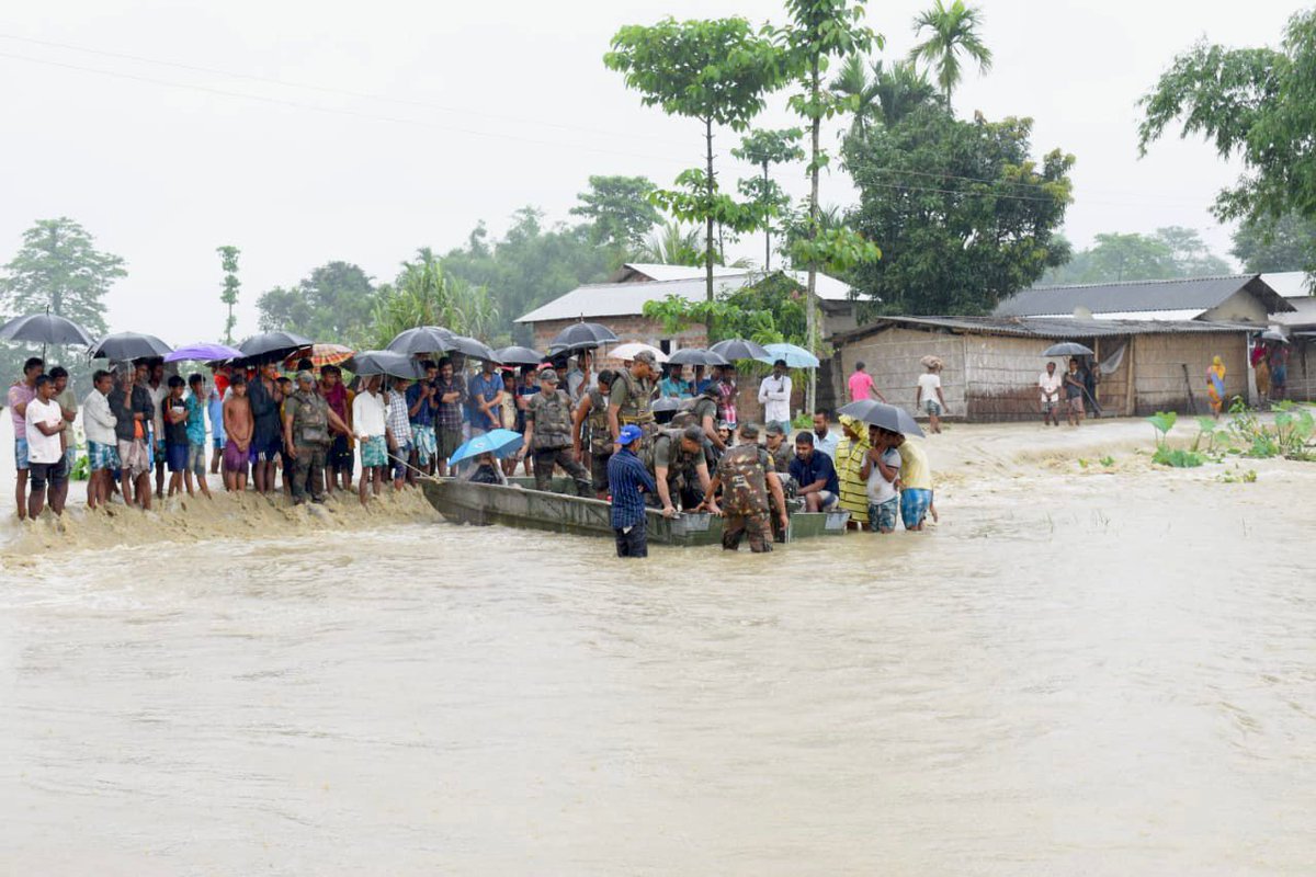 #EasternCommand 
#BrahmastraCorps 
#IndianArmy along with Civil Administration launches flood rescue operations in different parts of #Barpeta & #Darrang Districts, #Assam Almost 70 villagers rescued in past two days & provided relief.
@SpokespersonMoD 
@mygovassam @CMOfficeAssam