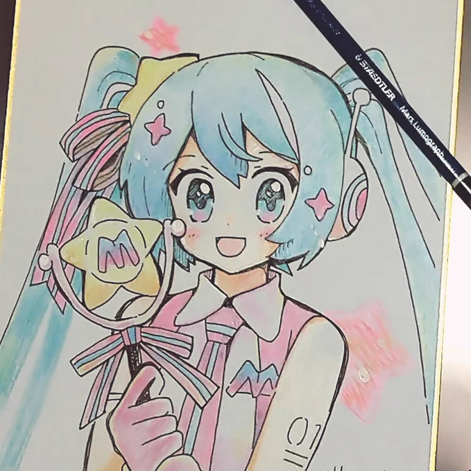 色紙にペンと色鉛筆でマジミラ10thミクさんを描きました。色鉛筆はお気に入りのステッドラーさんです。
#初音ミク 
#ステッドラー 