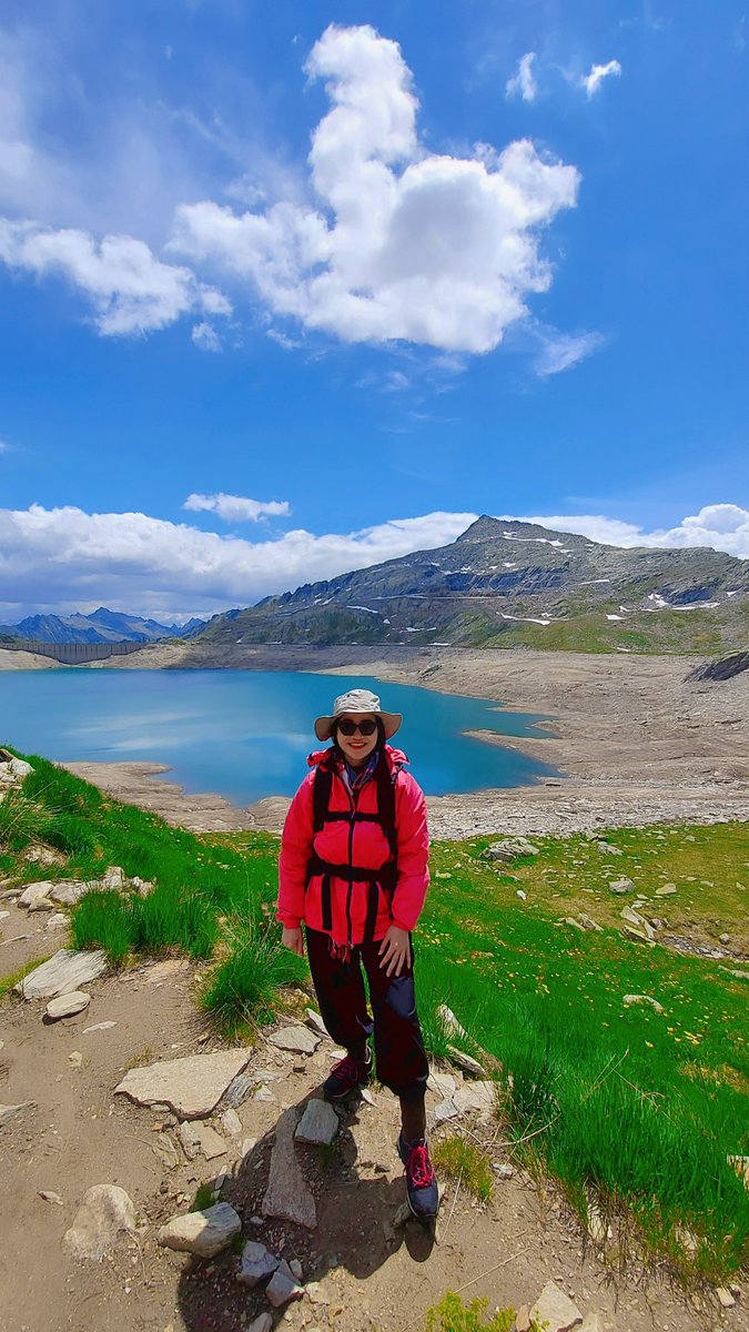 iris_nguyen88's tweet photo. Never thought one day I would be hiking a mountain in Switzerland ❤ The beauty of nature here never ceases to amaze me! Feeling grateful each and everyday 💙

#Switzerland #Cristallina #Alps #NaturePhotography #naturelovers #hikking #mountain https://t.co/JKmg0t19XG