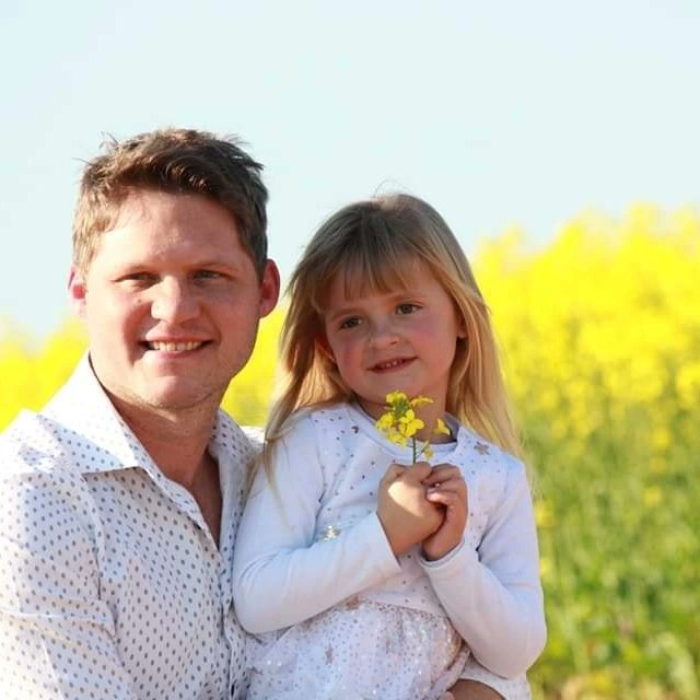 Gelukkige Vadersdag Pappa!!!🥰

Dankie dat pappa ons superhero is en ons magies altyd lekker vol hou en vir al die lag en speel!
Jemma - My gunsteling ding om saam pappa te doen is om hom te help kossies maak.
Jordan - En my gunsteling is dat pappa saam met my rugby speel.

We💗U