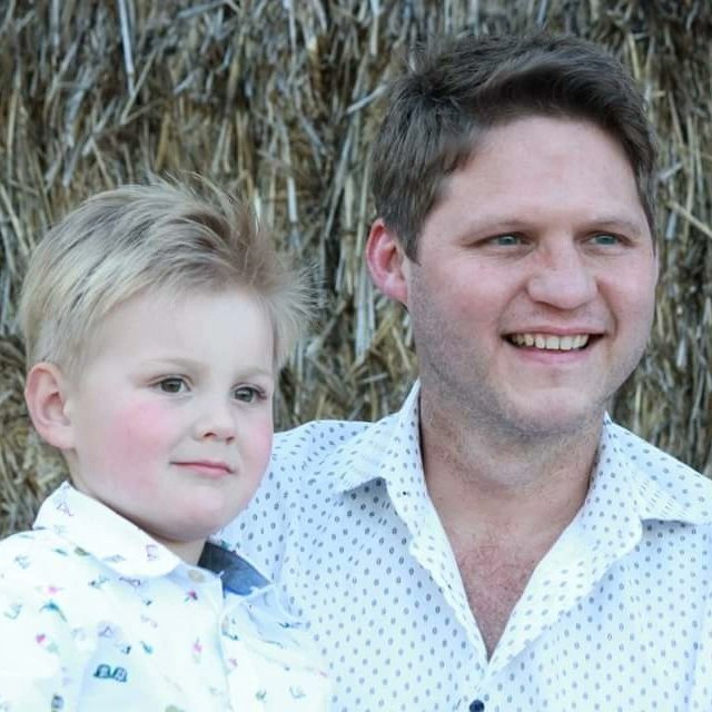 Gelukkige Vadersdag Pappa!!!🥰

Dankie dat pappa ons superhero is en ons magies altyd lekker vol hou en vir al die lag en speel!
Jemma - My gunsteling ding om saam pappa te doen is om hom te help kossies maak.
Jordan - En my gunsteling is dat pappa saam met my rugby speel.

We💗U