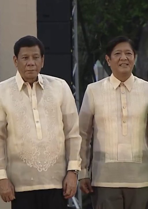 DU30 x BBM 👊🏻✌🏻

LOOK: Outgoing President Rodrigo Duterte and President-elect Ferdinand ‘Bongbong’ Marcos Jr. at the inauguration of Vice President-elect Sara Duterte in Davao City.