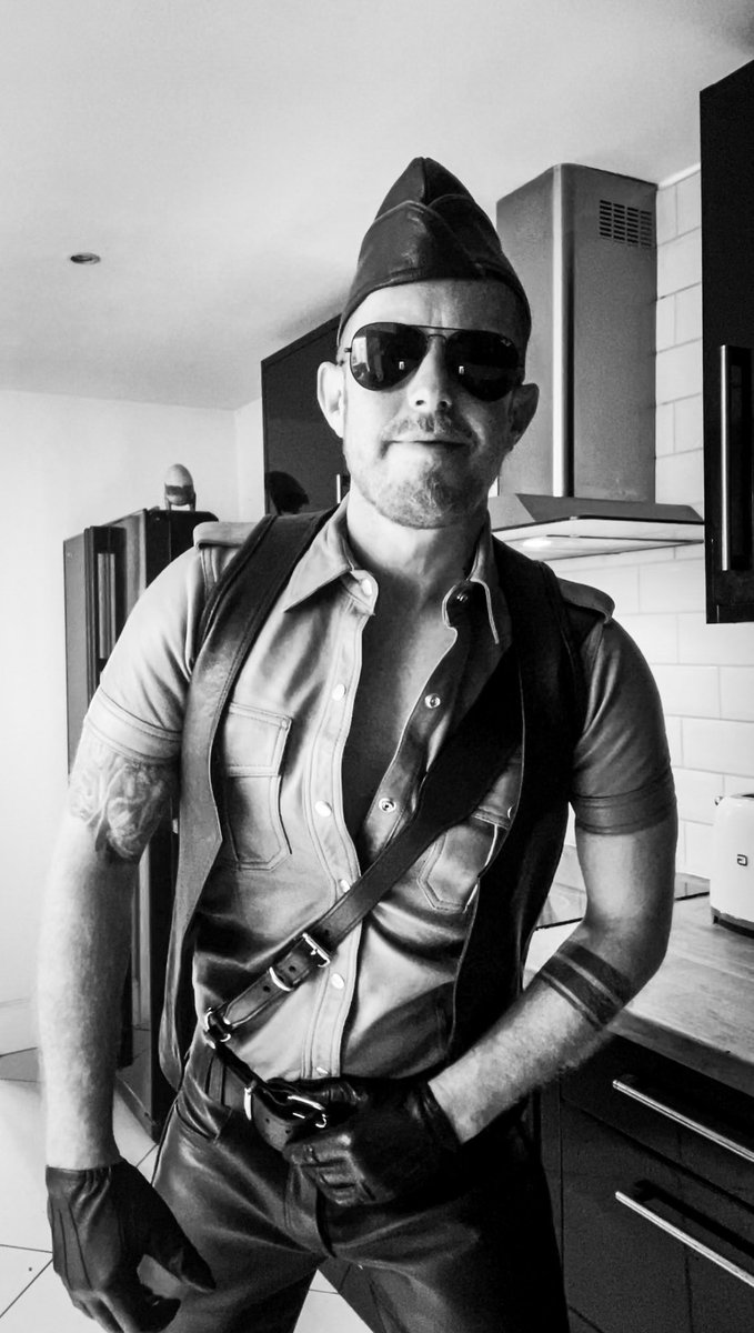 Happy Daddies day to all the #DILFS out there! 🖤 #leather #gayleather #leatherfetish #leatherboy #londonleathermen #leathersub #gear365 #wearurfetish #cuero #leder #cuir #londonleather #fetish #fetishgear #leatherpants #leathershirt