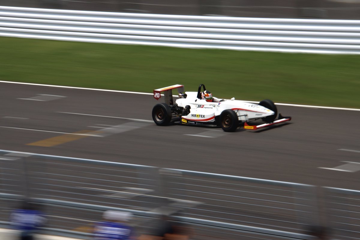 _k0uji_'s tweet photo. 鈴鹿サーキットS-FJ
大木一輝選手@bigtree_kazuki
うちわで応援していた
ウチの7歳児とも一緒に
写真を撮っていただき
ありがとうございました😊
#大木一輝 選手
#M2engineering https://t.co/RnKDIJDhE5