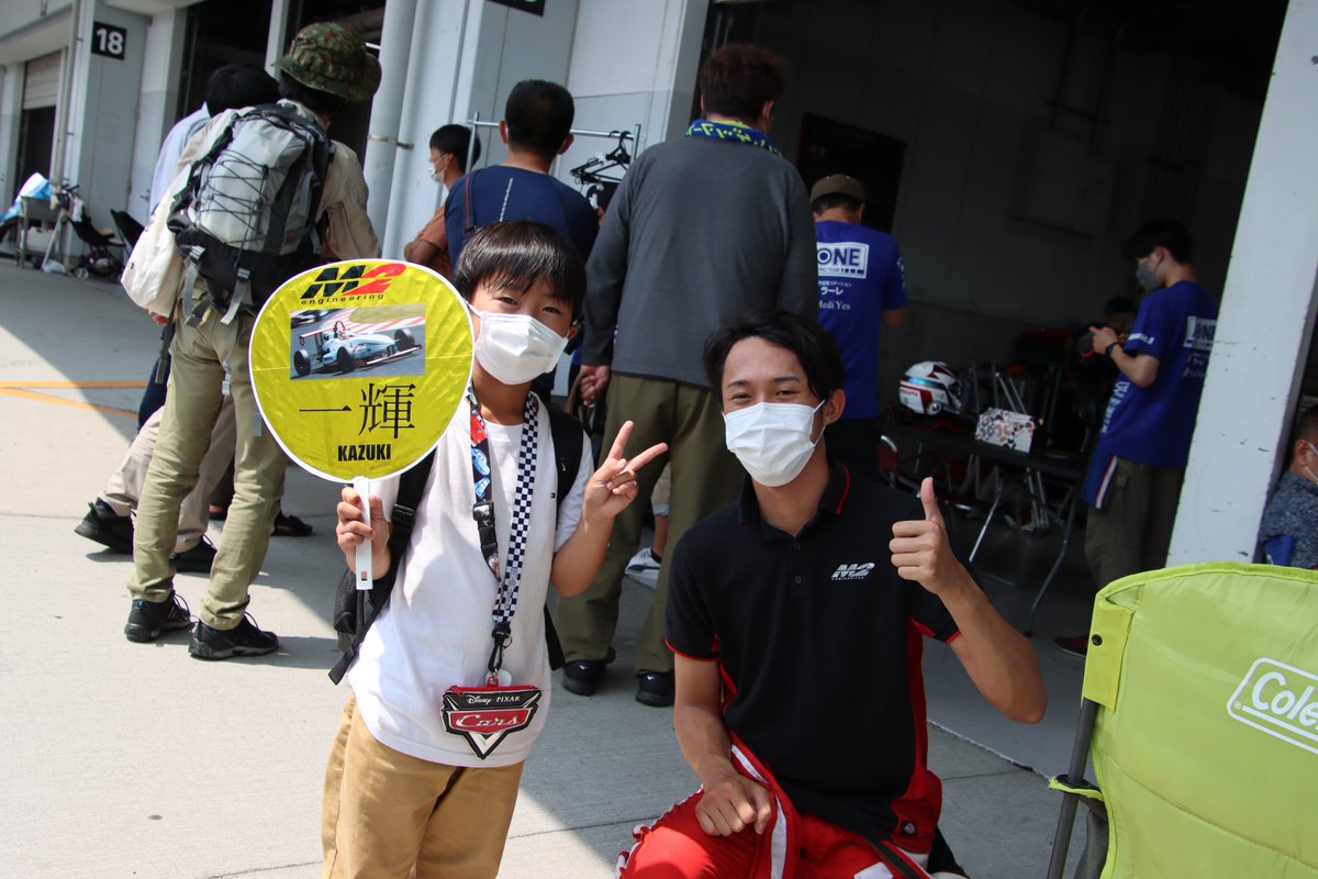 _k0uji_'s tweet photo. 鈴鹿サーキットS-FJ
大木一輝選手@bigtree_kazuki
うちわで応援していた
ウチの7歳児とも一緒に
写真を撮っていただき
ありがとうございました😊
#大木一輝 選手
#M2engineering https://t.co/RnKDIJDhE5