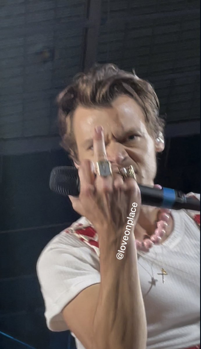 DailyHSFR's tweet photo. Harry sur scène hier soir à Wembley, Londres. https://t.co/4gaH3kLbBZ