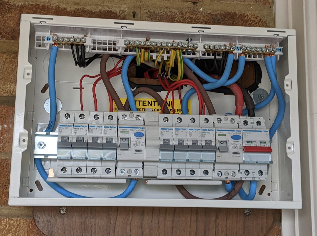 Hager CU install.
Very hot and sunny day.
Pair of #HagerGang sunglasses would be very helpful 😉