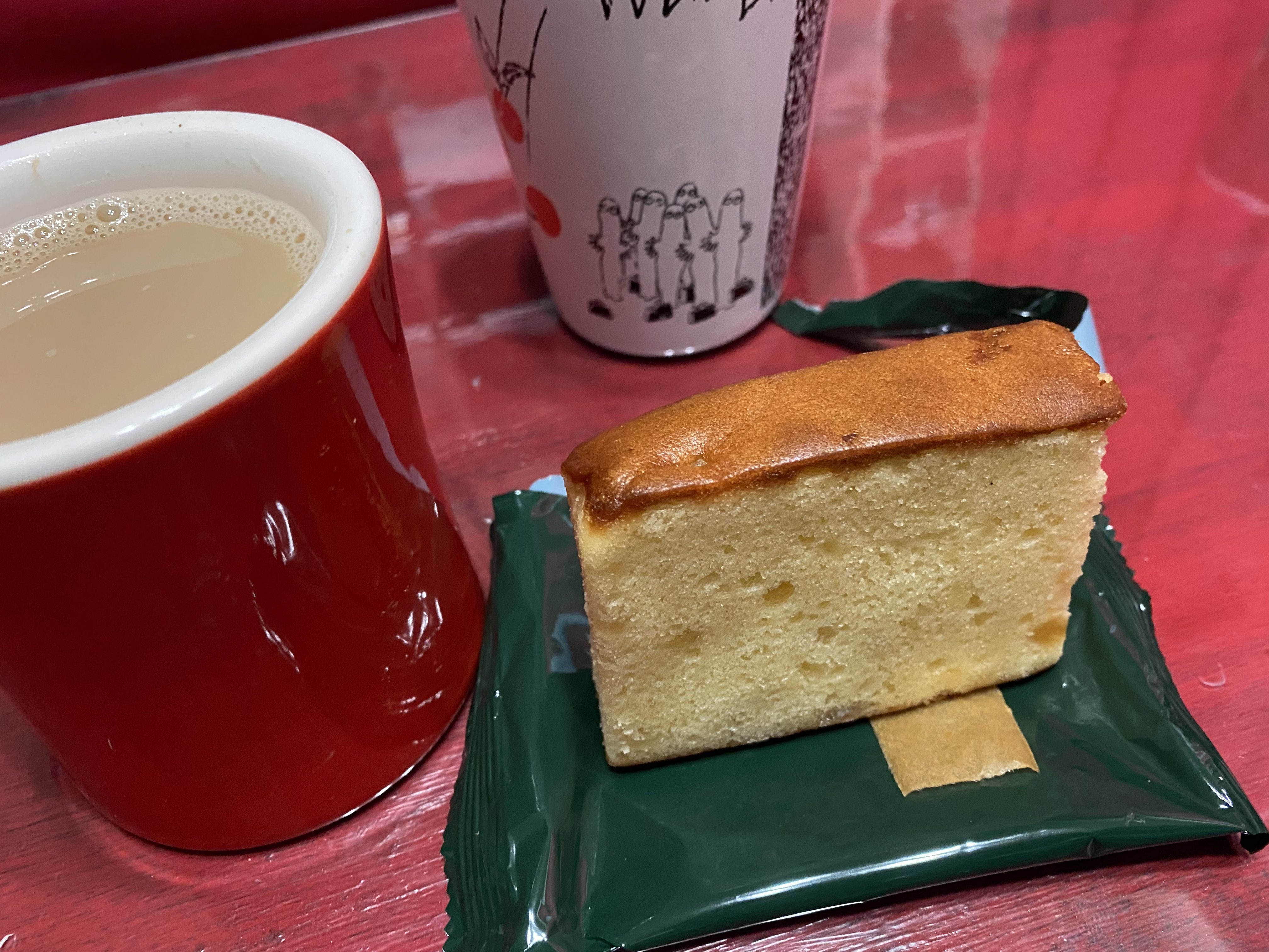 原まつん稿 17 23 沖縄土産に パイナップルケーキ というものがあったので台湾のアレと同じかと思いニッコニコで蓋を開けたらふわふわのパイナップルケーキだった そうか台湾のアレとは違うのか 台湾のアレは餡少なめでカロリーメイトみたいな部分が