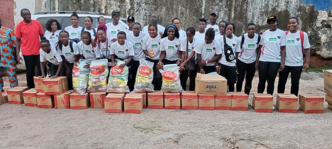 fgo_pro's tweet image. 🟢🔴LES MEKOK MENGONDA LADIES ont reçu hier une importante dotation d'environ une tonne de produits de première nécessité du partenaire TIÖF.
Un package constitué de produits alimentaires et hygiéniques (Pâtes, Riz, huile,serviettes hygiéniques...)
@FecafootOfficie
#KpakumIsBack