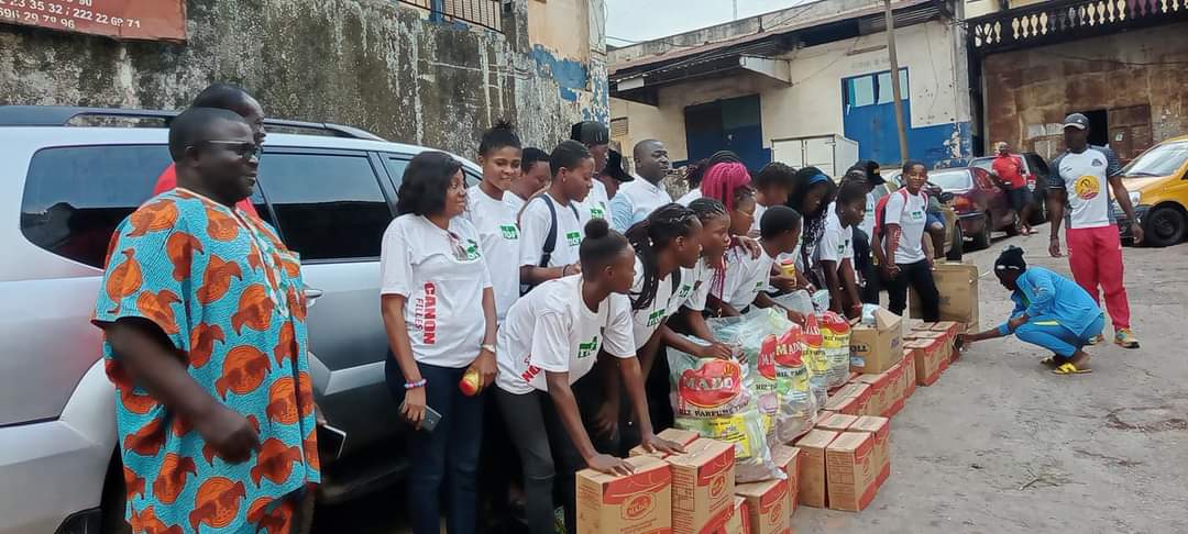 fgo_pro's tweet image. 🟢🔴LES MEKOK MENGONDA LADIES ont reçu hier une importante dotation d'environ une tonne de produits de première nécessité du partenaire TIÖF.
Un package constitué de produits alimentaires et hygiéniques (Pâtes, Riz, huile,serviettes hygiéniques...)
@FecafootOfficie
#KpakumIsBack