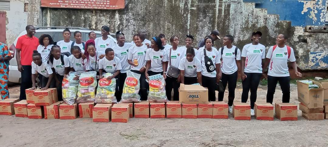 fgo_pro's tweet image. 🟢🔴LES MEKOK MENGONDA LADIES ont reçu hier une importante dotation d'environ une tonne de produits de première nécessité du partenaire TIÖF.
Un package constitué de produits alimentaires et hygiéniques (Pâtes, Riz, huile,serviettes hygiéniques...)
@FecafootOfficie
#KpakumIsBack