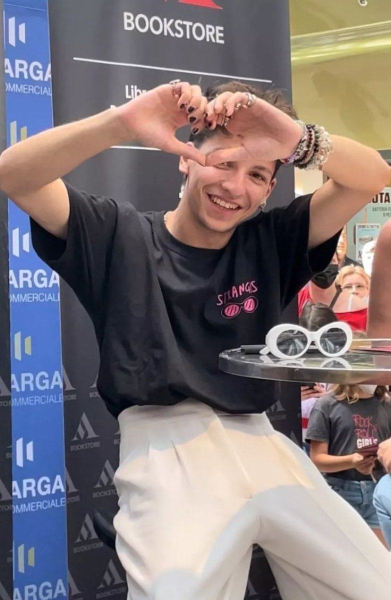 barbsaw97's tweet photo. YOU MAKE ME SO HAPPY I'M GONNA TELL EVERYBODY💛💛💛 @StrangisLuigi #luigistrangis
Oggi #presabene 😎☀️ https://t.co/qPjJ53l0Nd