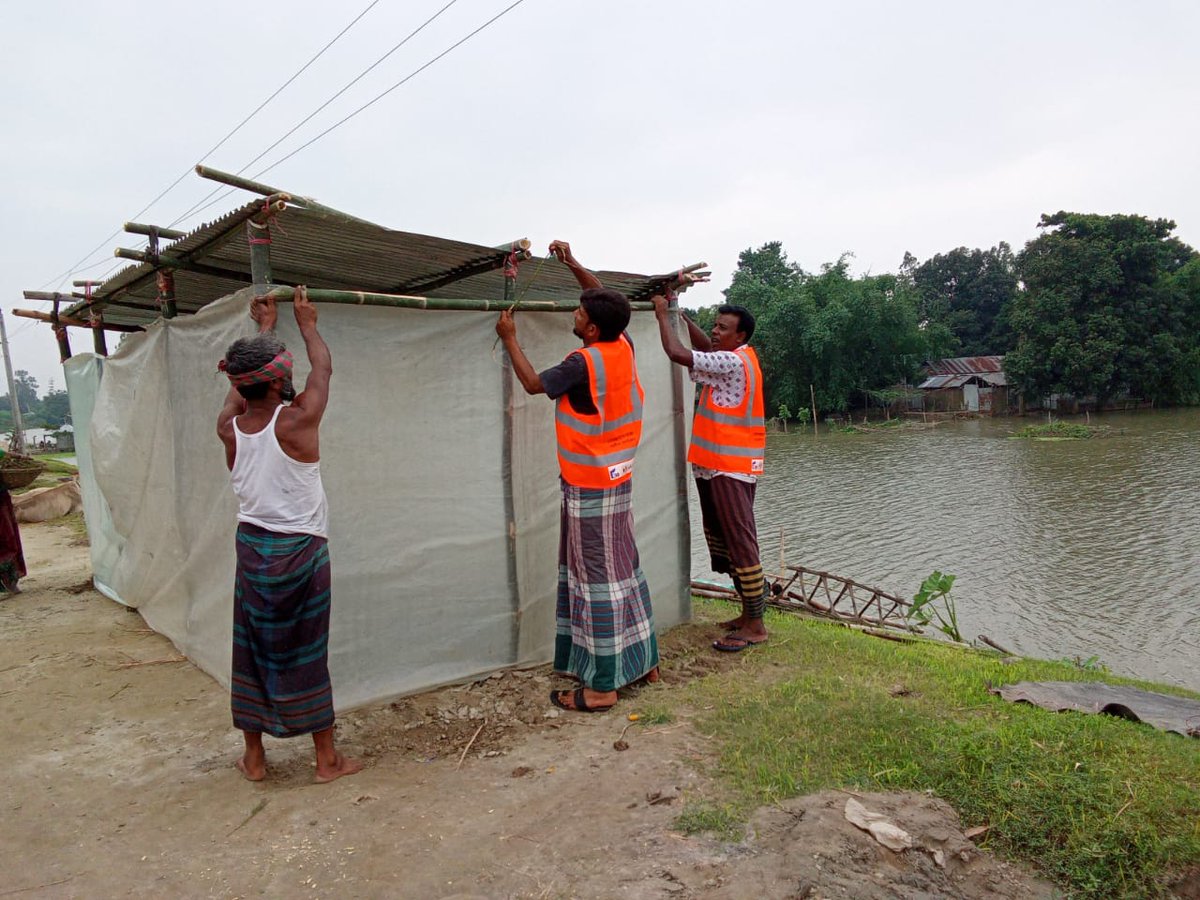 NRP_DDM's tweet photo. Community Volunteers of Flood Preparedness Programm (FPP) are in action, FPP volunteers helping out flood-affected people to reach nearby shelters in Kurigram. https://t.co/5K6sMegsDU