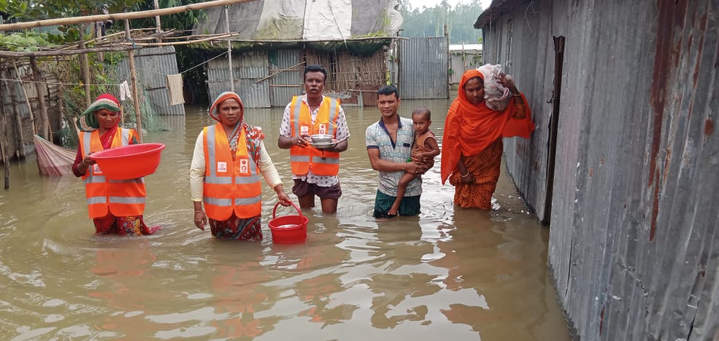 NRP_DDM's tweet photo. Community Volunteers of Flood Preparedness Programm (FPP) are in action, FPP volunteers helping out flood-affected people to reach nearby shelters in Kurigram. https://t.co/5K6sMegsDU