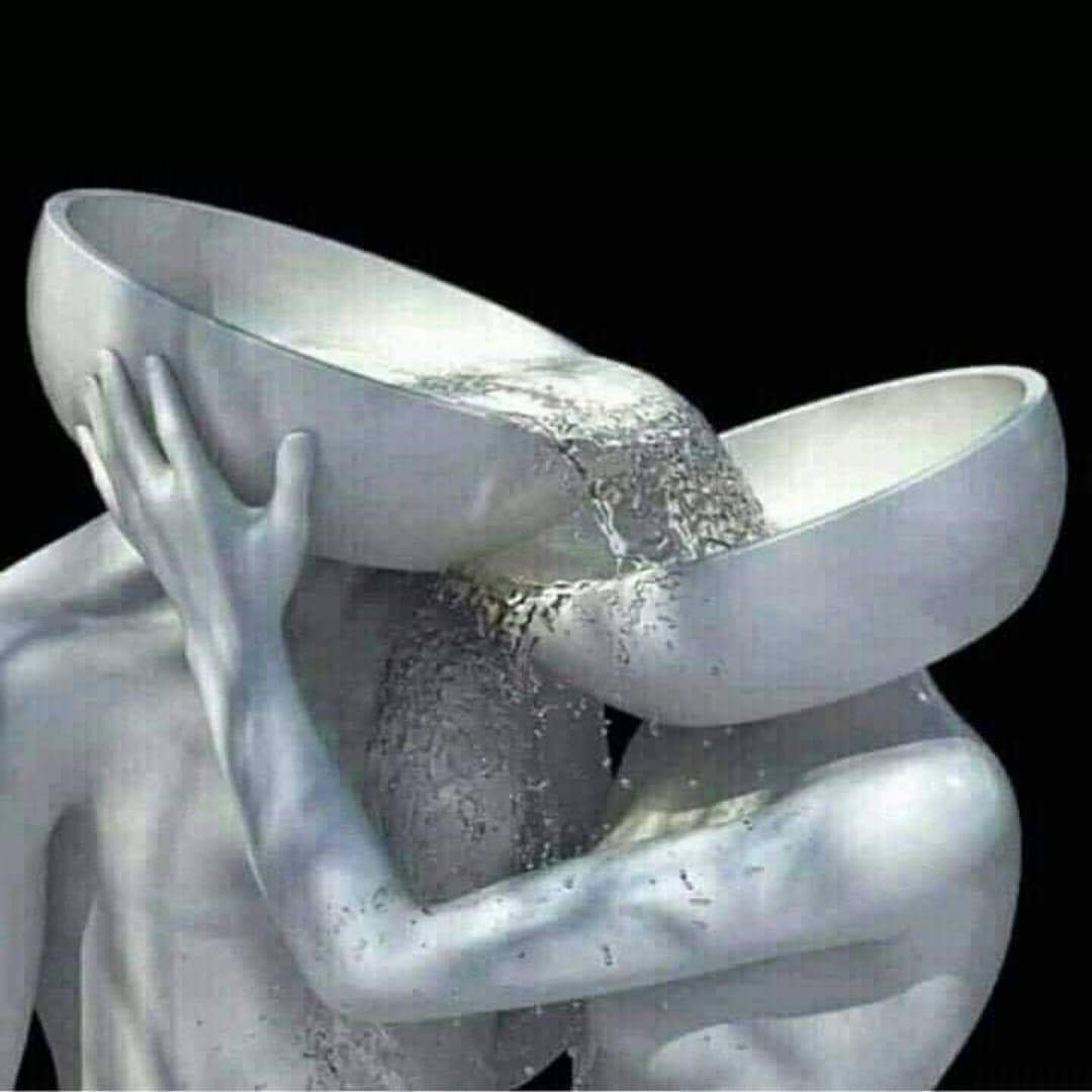 لا تسكب مشاعرك كلها مرة واحدة ؛ فربما 
تكتشف بعدها أن الإناء مكسور ..