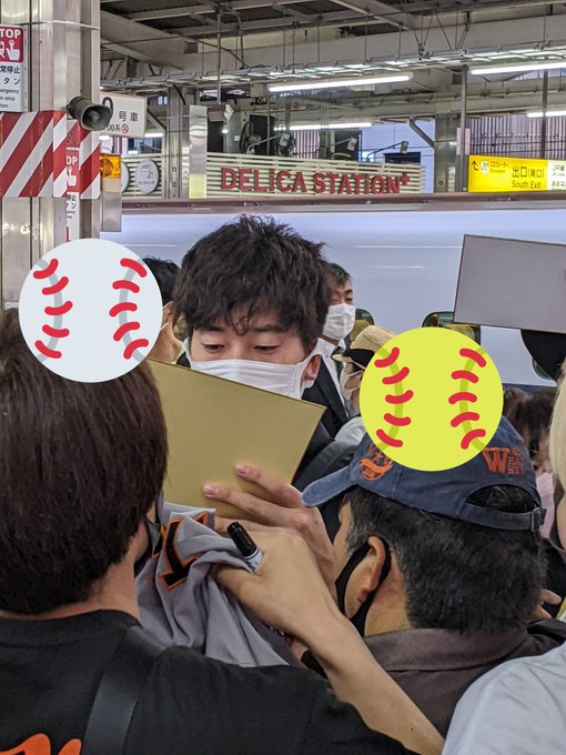 野球詳しくないけどジャイアンツの人達がいるらしくてサイン会になってる(ファンのユニフォームで察知できる) 