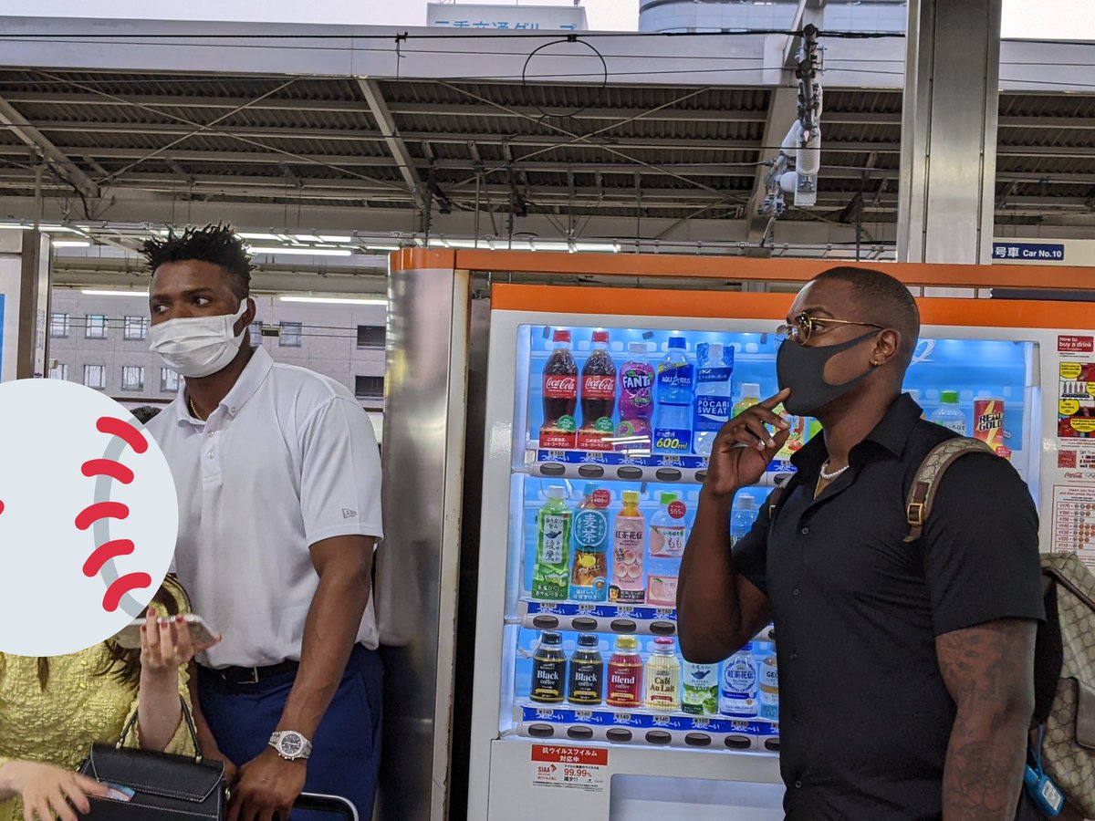 野球詳しくないけどジャイアンツの人達がいるらしくてサイン会になってる(ファンのユニフォームで察知できる) 