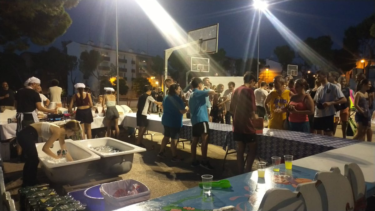 soci_manoteras's tweet photo. Ayer, finalmente, pudimos celebrar nuestras #FiestasdeManoteras22 y el #25Aniversario de @animacionesTTT con nuestras gentes y visitantes
Y la gran noticia es que
‼️hubo luz en las canchas‼️
gestión que agradecemos a @SerranoAlbertoP y JL Carrasco Cajide (Jefe del Dpto Deportes) https://t.co/m6hBjascDC