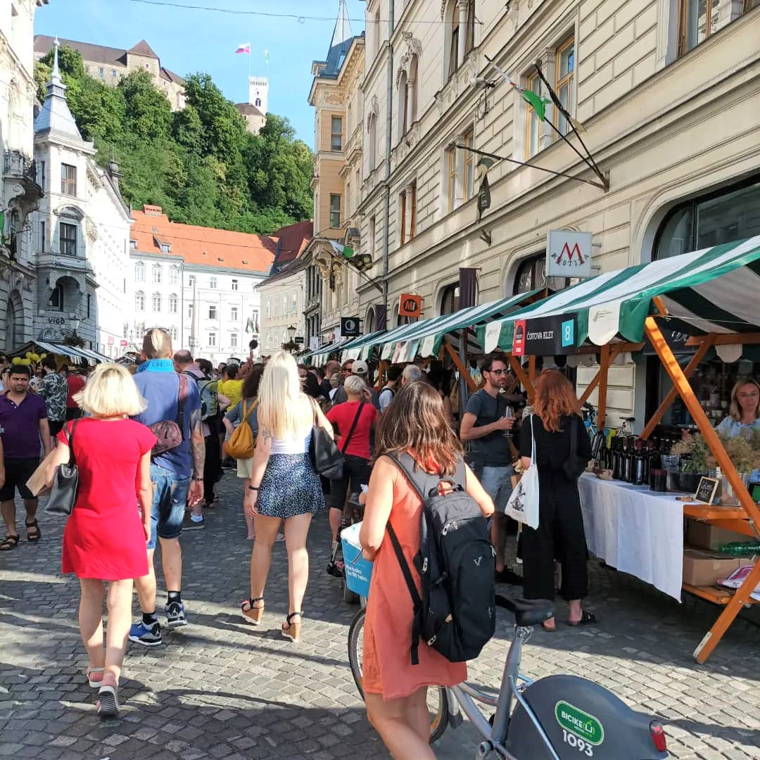 Drinking in #Ljubljana streets is possible during the #LjubljanaWineRoute annual #winetasting &amp; #culinary event, #winemakers from all country's #wine regions coming to #Slovenia capital🥂🍷 #ljubljanskavinskapot