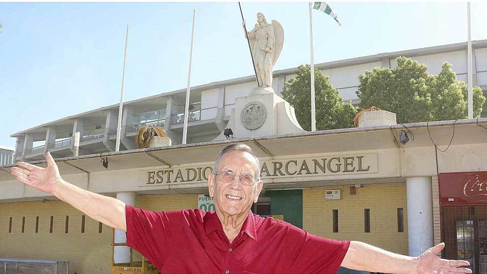 ⬛️ Nuestro corazón blanquiverde llora la pérdida del posiblemente mayor referente en la historia de nuestro <a href="/CordobaCF_ofi/">Córdoba CF</a> . Ojalá la estrella que hoy se apaga, alumbre el nacimiento del CCB🏀¡ #CCFLEYENDAS
DEP Don Rafael Campanero Guzmán.