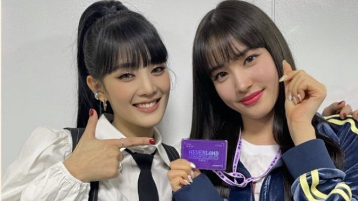 leech6e's tweet photo. i love how dedicated yoon is to g-idle, she cried when they filmed a tiktok with them, she has their membership card and everything, also she had a whole concert yesterday and still managed to look forward and watch their concert 🥹 https://t.co/1mcU4MLmUV