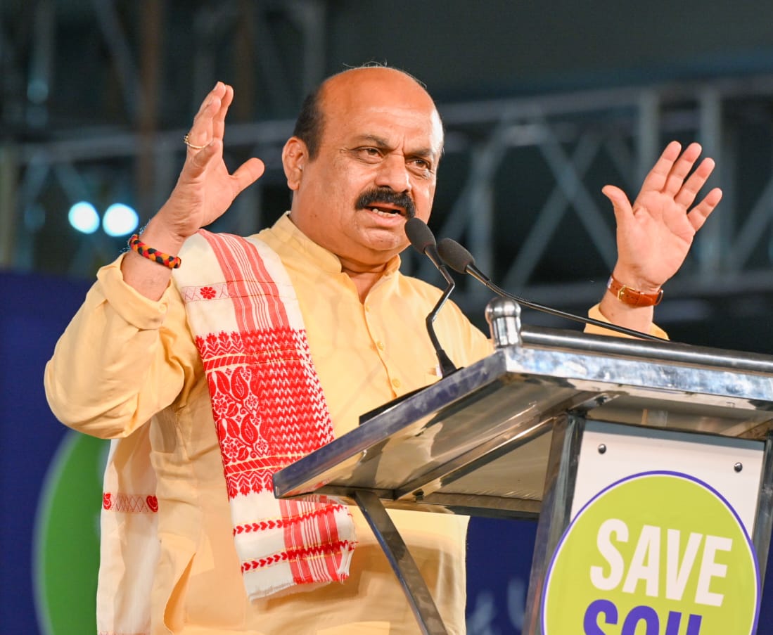 CMofKarnataka's tweet photo. ಇಂದು ಮಾನ್ಯ ಮುಖ್ಯಮಂತ್ರಿ ಶ್ರೀ @BSBommai ಅವರು ಈಶ ಪ್ರತಿಷ್ಠಾನದ ವತಿಯಿಂದ ಅರಮನೆ ಮೈದಾನದ ತ್ರಿಪುರವಾಸಿನಿ ಯಲ್ಲಿ ಆಯೋಜಿಸಿರುವ "ಮಣ್ಣು ಉಳಿಸಿ" ಅಭಿಯಾನಕ್ಕೆ ಚಾಲನೆ ನೀಡಿ ಕಾರ್ಯಕ್ರಮವನ್ನುದ್ದೇಶಿಸಿ ಮಾತನಾಡಿದರು.

@ishafoundation @SadhguruJV #SaveSoilBengaluru https://t.co/z3PYHjGIZq