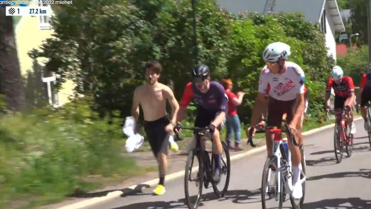 LosBrolin's tweet photo. cycling hooligans on course, vibe is very international https://t.co/FKAL7e5xRd