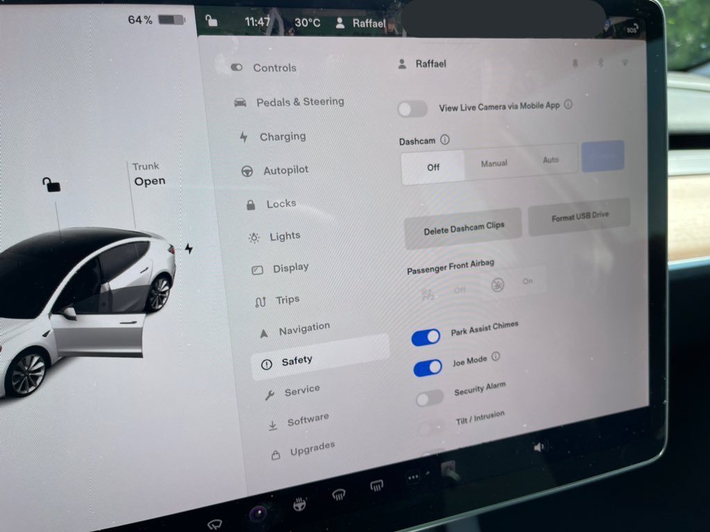 raffaeru's tweet photo. I turned all sentry and alarm settings off and now I am seeing the overheat protection notification for the first time.
Design fail.
How hard can it be to at least show a notification that the overheat protecting won’t work with the currently turned on options? https://t.co/AeFB9hiRXP
