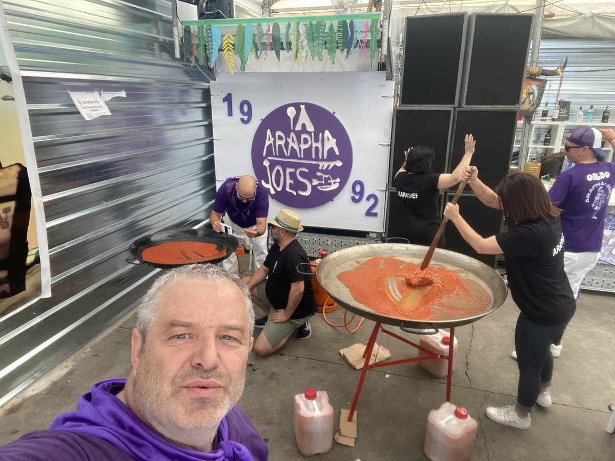 Y estamos liados de nuevo, preparando la paella, como manda la tradición #araphas #fiestastorrejon2022 #paella