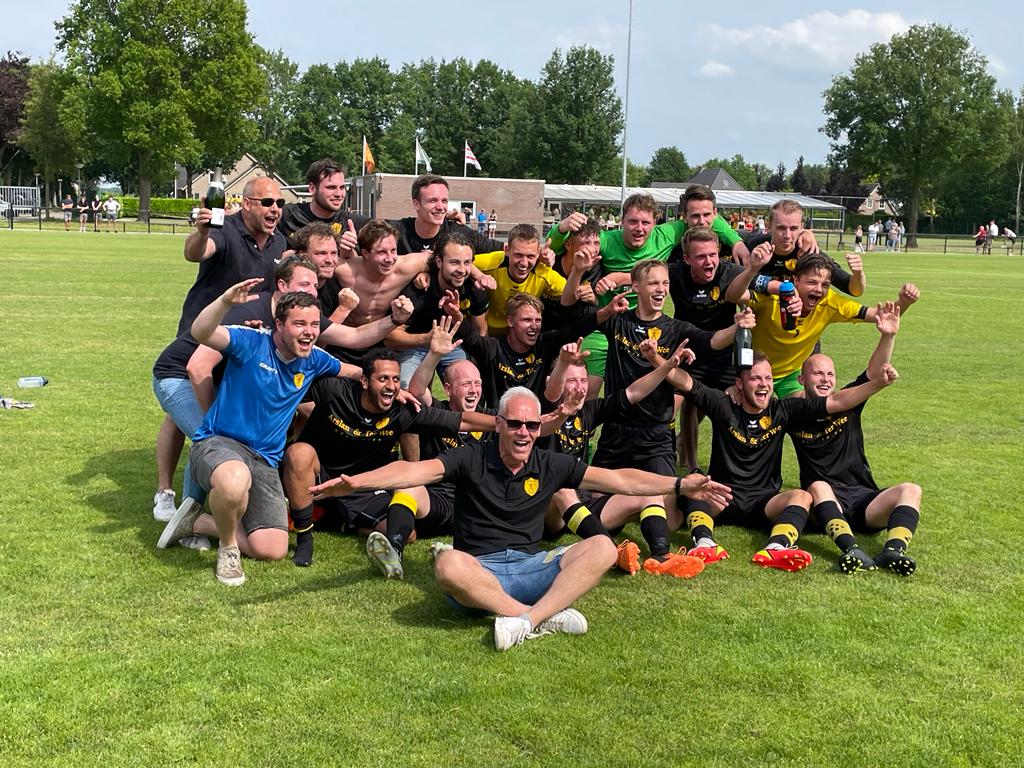 CFURDA's tweet image. Gisteren ons 1e volledige seizoen afgesloten met 2-8 winst in de nacompetitiefinale. Doelstelling behaald: Promotie! Ongelofelijk trots op mijn vrienden(team) en staf. Dank voor alle support, berichtjes en waardering. Ik heb ervan genoten! @Alcides1907 #zwartebroekengeletrui ⚽️⚽️