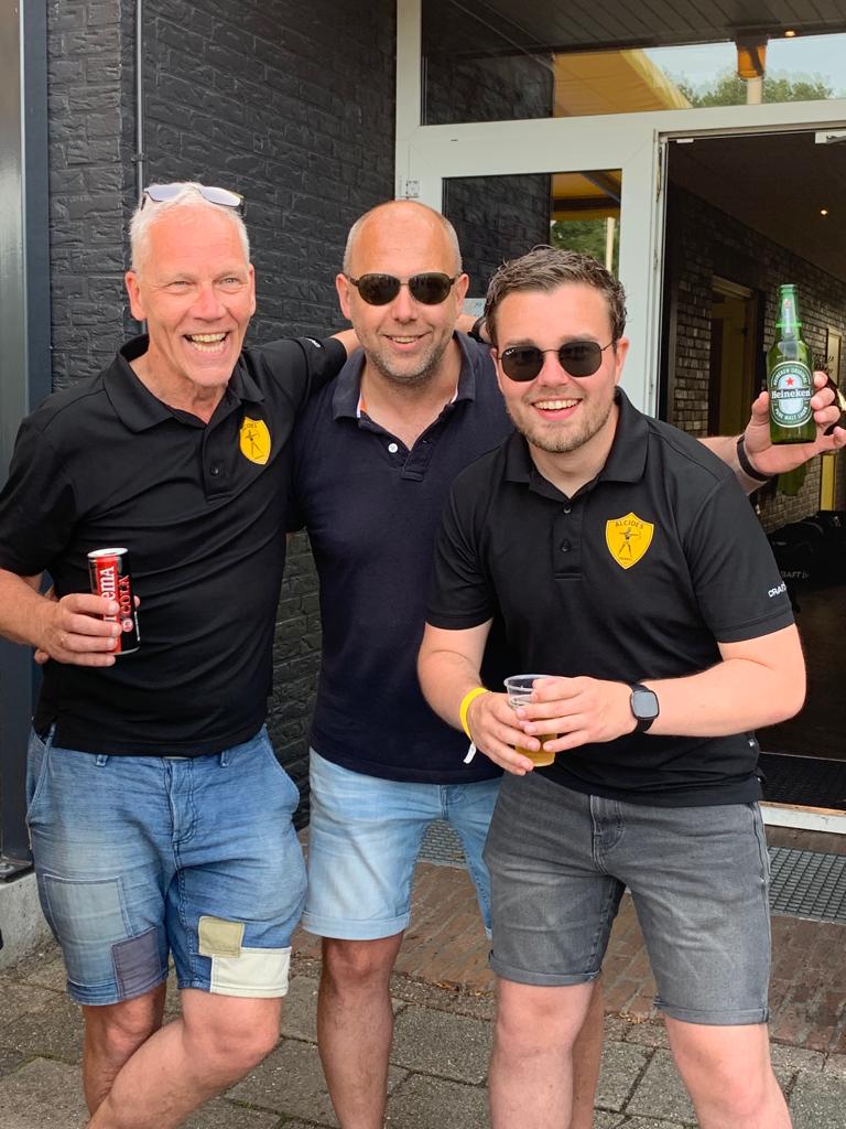 CFURDA's tweet image. Gisteren ons 1e volledige seizoen afgesloten met 2-8 winst in de nacompetitiefinale. Doelstelling behaald: Promotie! Ongelofelijk trots op mijn vrienden(team) en staf. Dank voor alle support, berichtjes en waardering. Ik heb ervan genoten! @Alcides1907 #zwartebroekengeletrui ⚽️⚽️