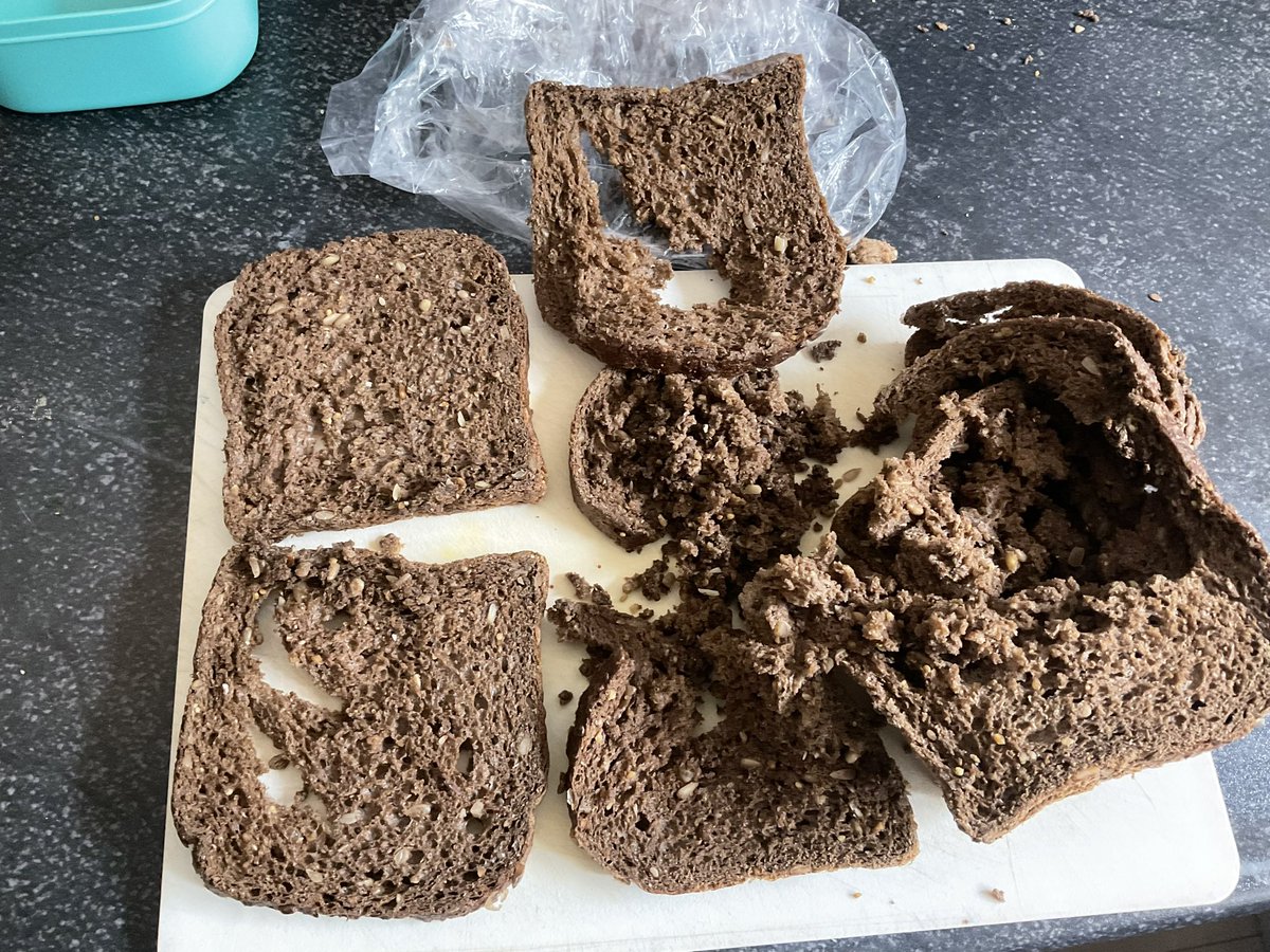 HugovanEijk's tweet photo. Zeg @albertheijn wat moet dit voorstellen? “Stevig” donker meergranen? Dit is al het 16e brood in de afgelopen weken dat niet goed gebakken (rauw van binnen) en te warm gesneden is. Wat is er aan de hand? #waardeloos! #albertheijn #brood https://t.co/F6lWpukz4d