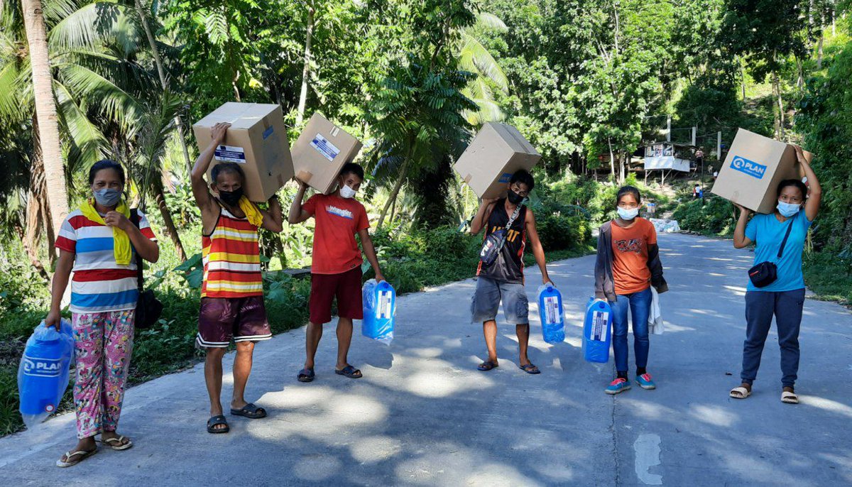 planphilippines's tweet photo. PHOTOS: Supported by @eu_echo, we distributed 1000 hygiene kits and water kits to Brgy. Basak in Cebu to help mitigate health and safety risks posed by #TyphoonOdette to their community, especially to vulnerable women and children.

Photos by Sheldon Cambalon/Plan International https://t.co/RKAoDoozeQ