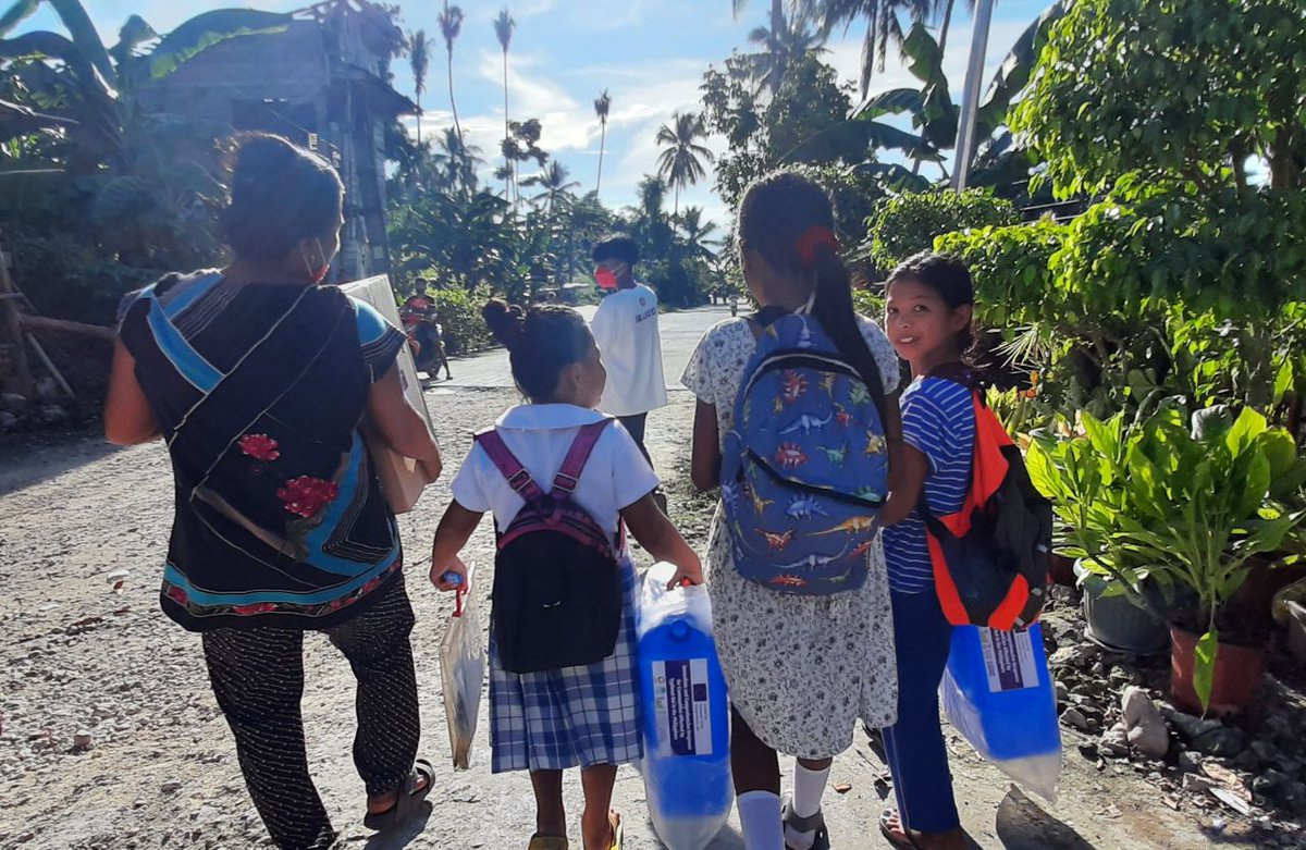 planphilippines's tweet photo. PHOTOS: Supported by @eu_echo, we distributed 1000 hygiene kits and water kits to Brgy. Basak in Cebu to help mitigate health and safety risks posed by #TyphoonOdette to their community, especially to vulnerable women and children.

Photos by Sheldon Cambalon/Plan International https://t.co/RKAoDoozeQ