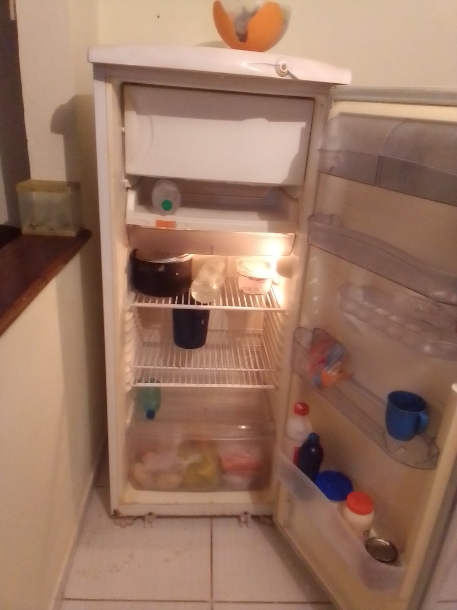 AlexHCbr's tweet photo. Mano eu to completamente TRISTE E DEPRESSSIVO pq tem comida na geladeira, mas ainda estamos desempregados sem esperança de ser contratados, tenho um irmão autista grave, e enquanto eu pensava em como gritar por ajuda nesse tweet eu conversei com minha mãe e eu estou mais+ https://t.co/iWMx4o1f9b