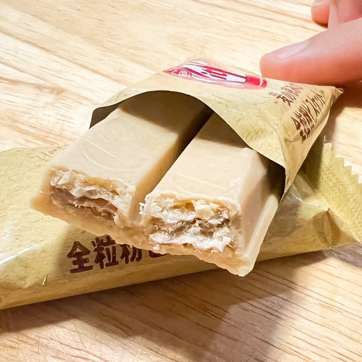 ตกเป็นทาส KitKat 🍫มาตั้งแต่เด็กมีรสไหนที่ออกมาใหม่ก็หาลองหมดรสไวท์ช็อกผสมโฮลวีทบิสกิต สอดไส้เวเฟอร์กรุบกรอบ ไซส์มินิอร่อยแบบพอดีคำหวานน้อยด้วยนี่ซื้อไว้ตุนกินกับชาหรือกาแฟทุกวันแบบไม่ต้องกลัวอ้วน รสนี้เป็นรสพิเศษที่นำเข้าจากญี่ปุ่นมีจำนวนจำกัด ซื้อตุนไว้เลย #พักนี้ต้องWholeWheat